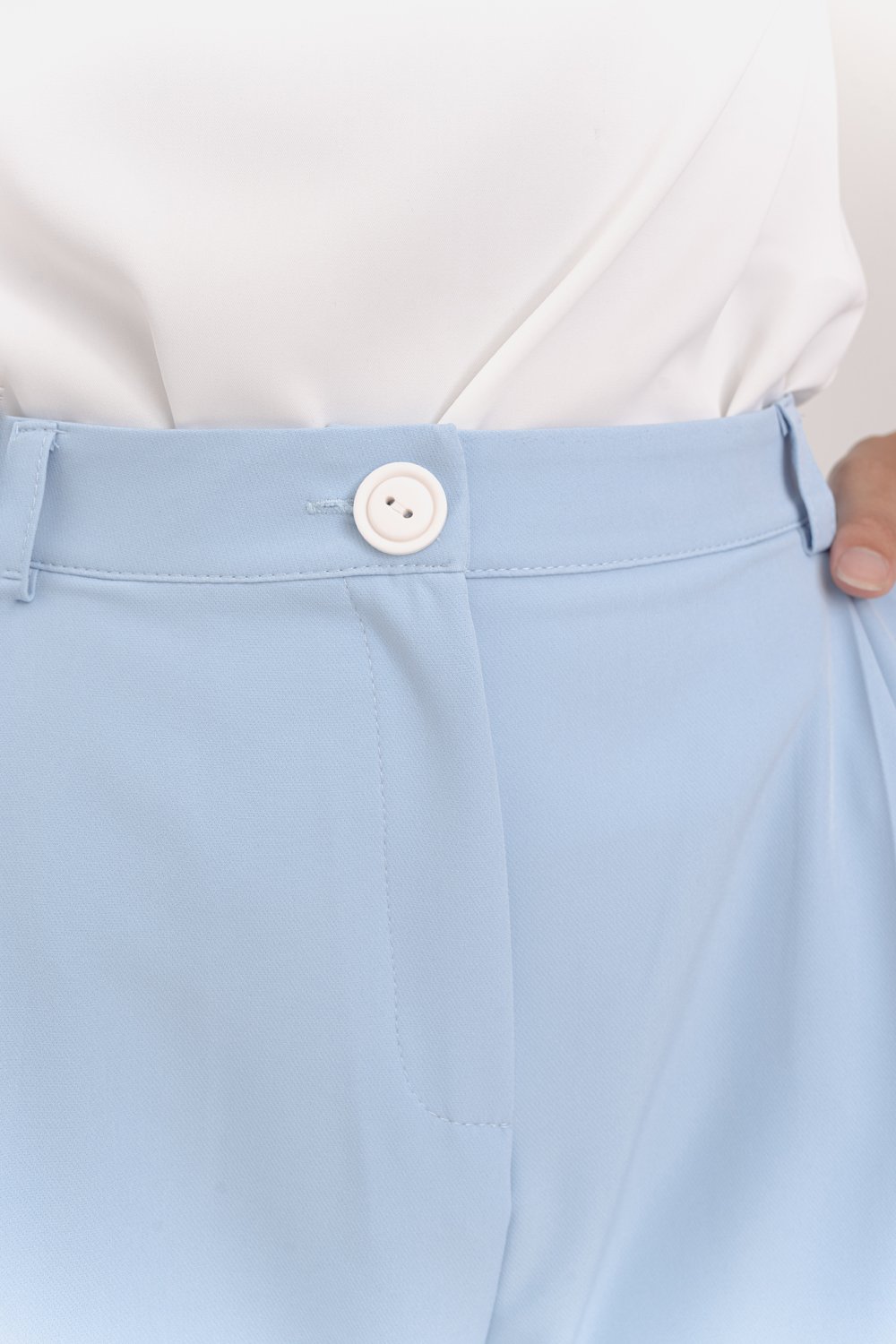 Голубые широкие брюки на поясе с боковыми карманами