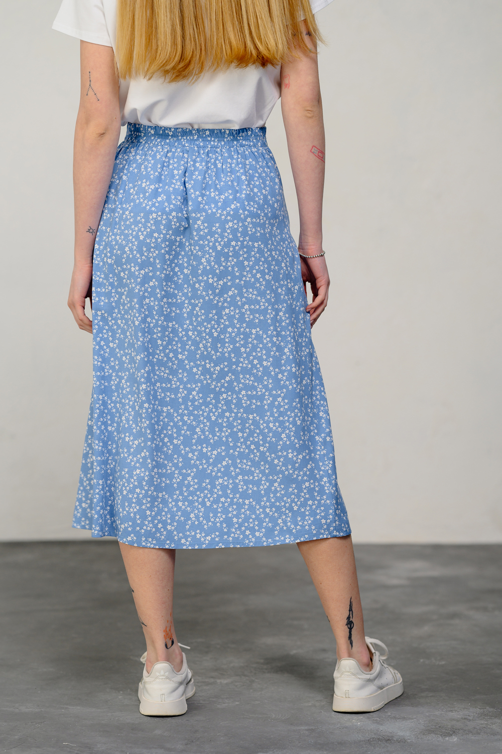 Blue skirt with elastic waistband and slit