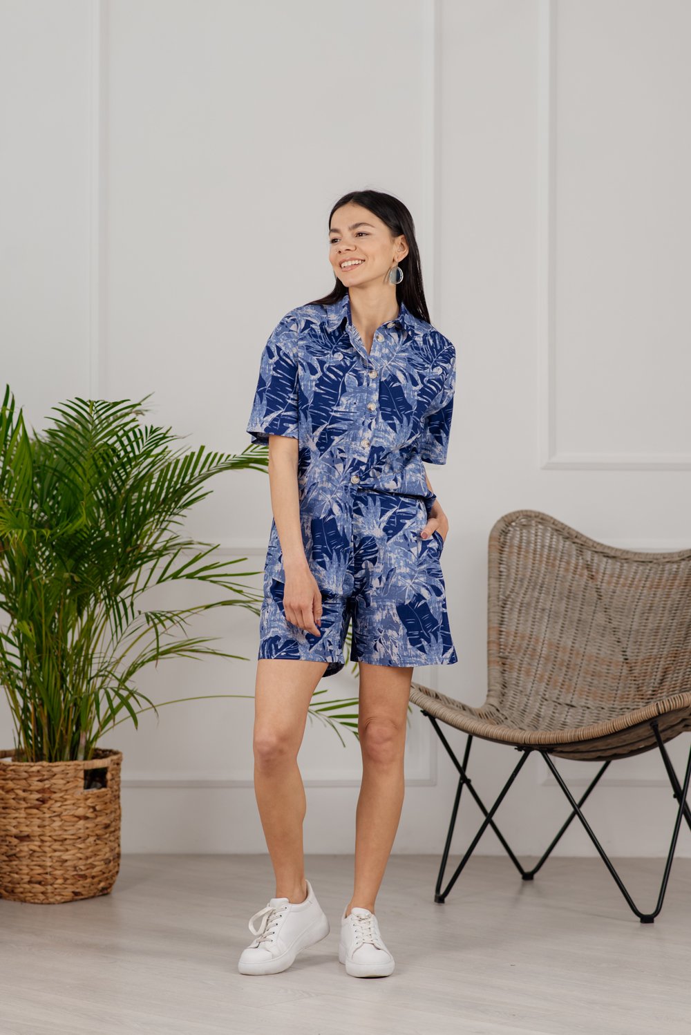 Linen suit with tropical print shorts