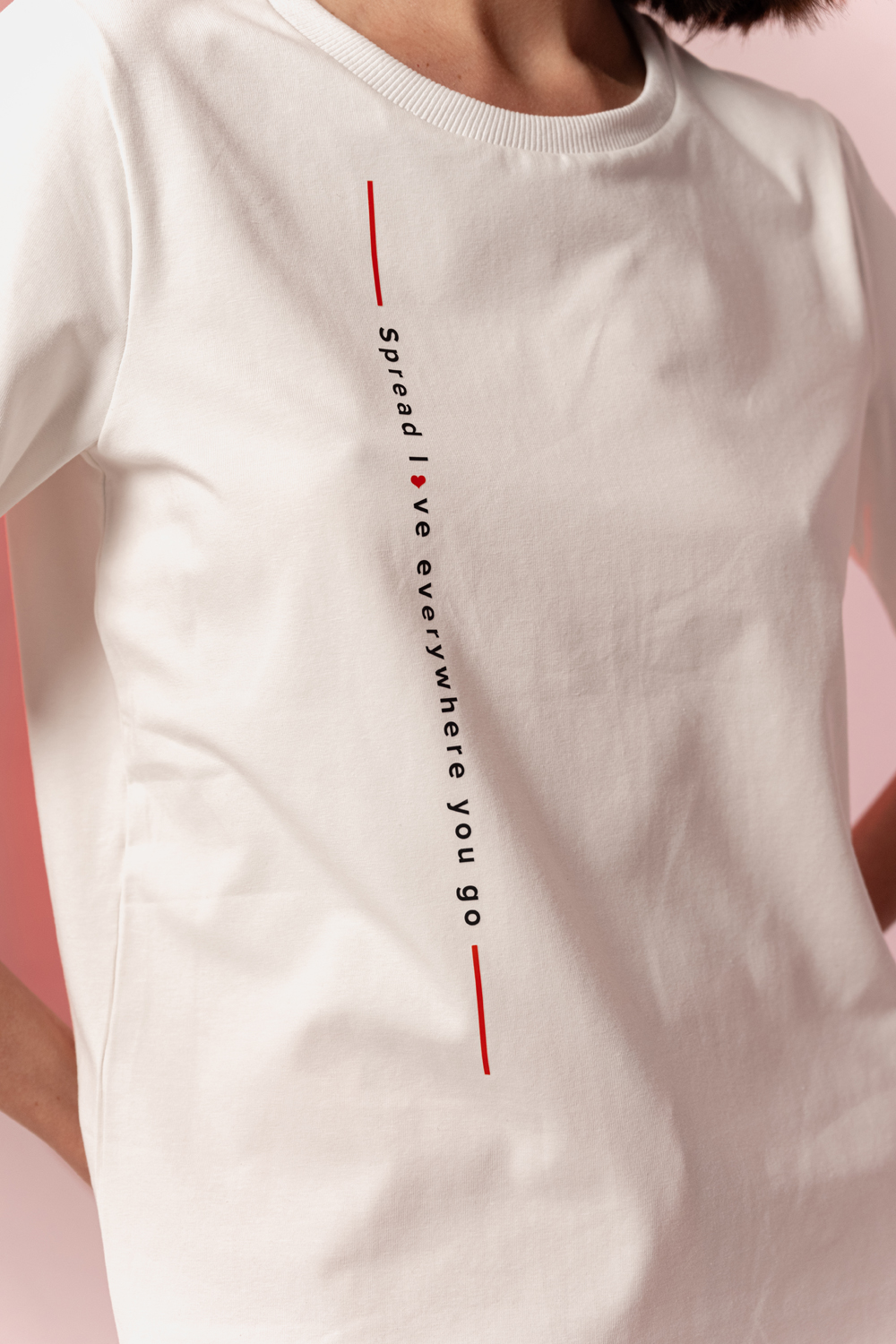 Белая прямая футболка с вертикальной надписью