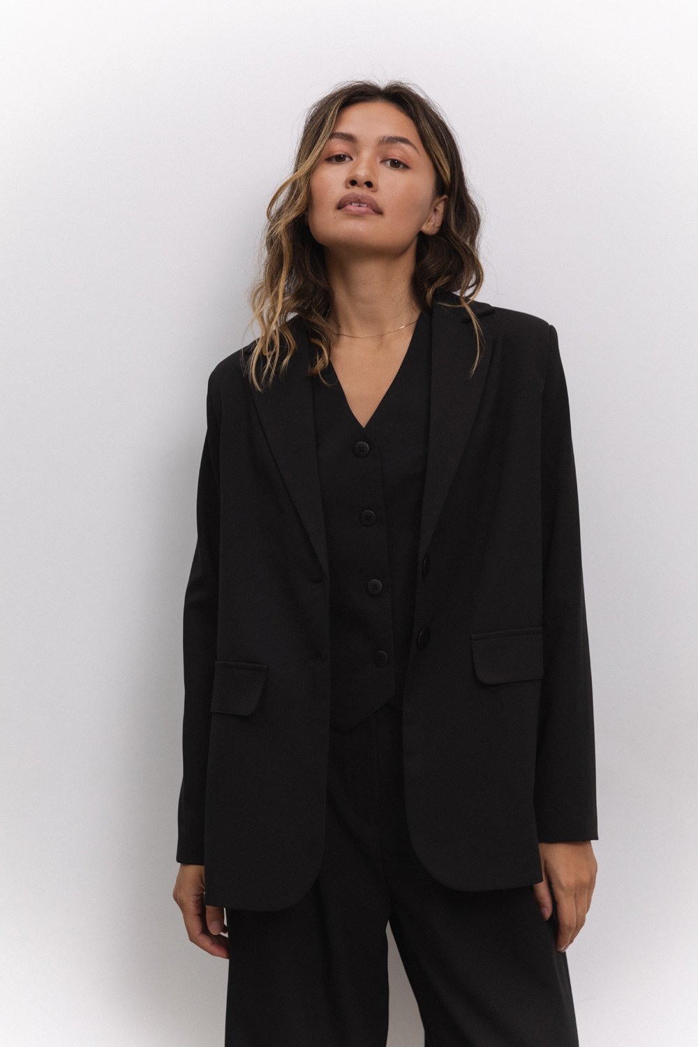 Черный пиджак в стиле оверсайз