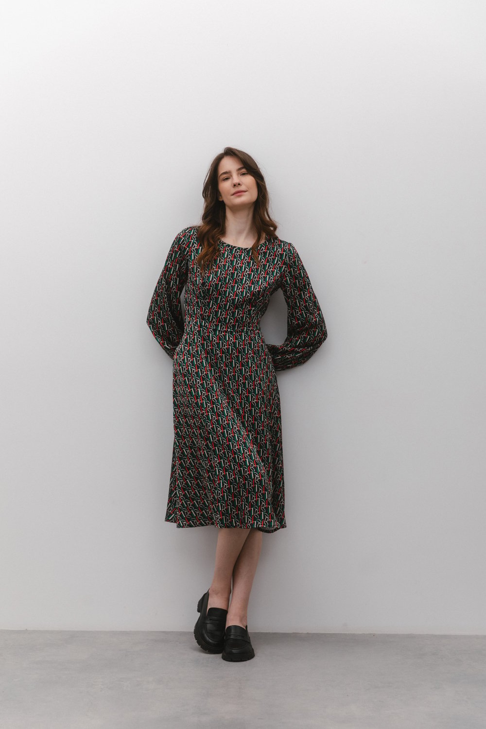 Semi-fitted midi dress with long sleeves