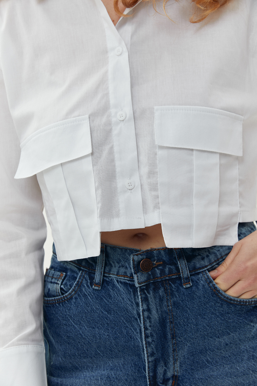 Біла укорочена сорочка з накладними кишенями