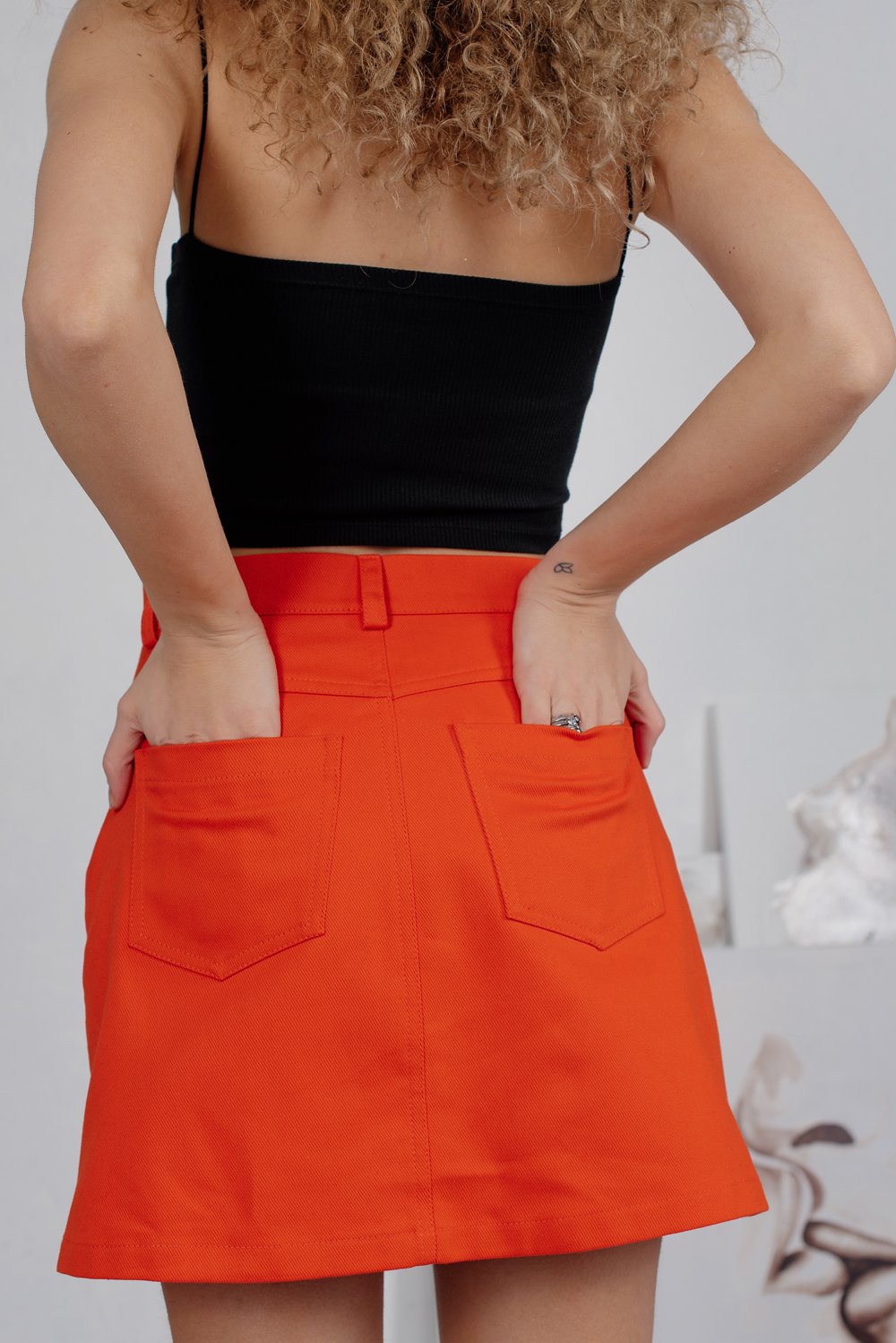 Оранжевая джинсовая мини юбка на заклепках