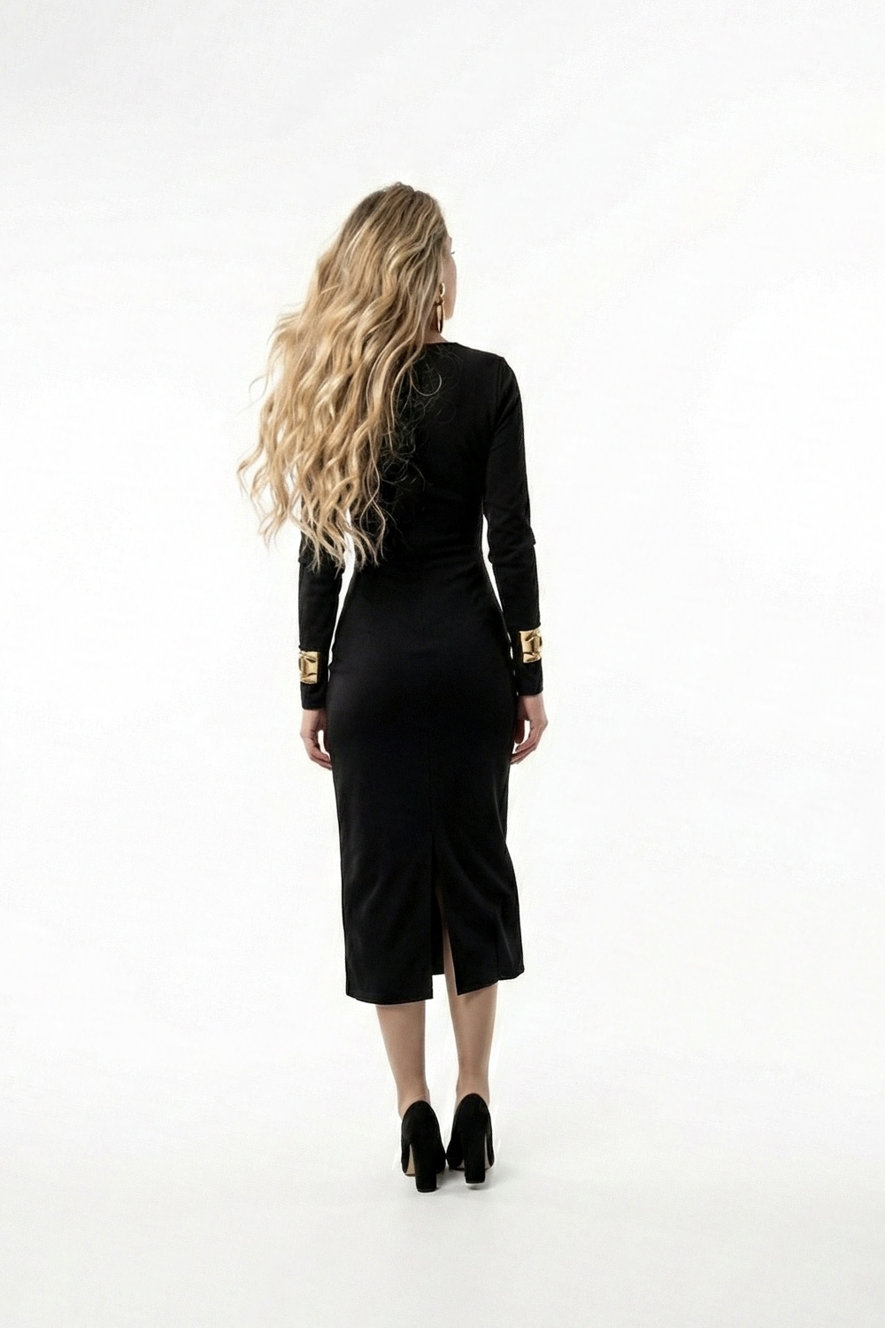 Чорна сукня-міді, що облягає, з бічним розрізом