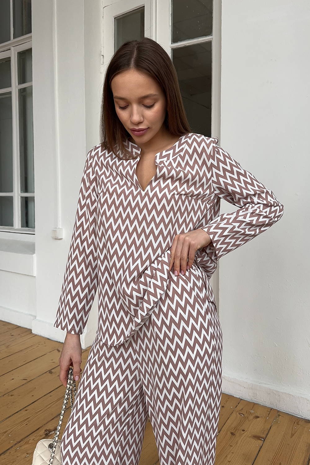 Mocha-colored trouser suit with slits and a shaped neckline