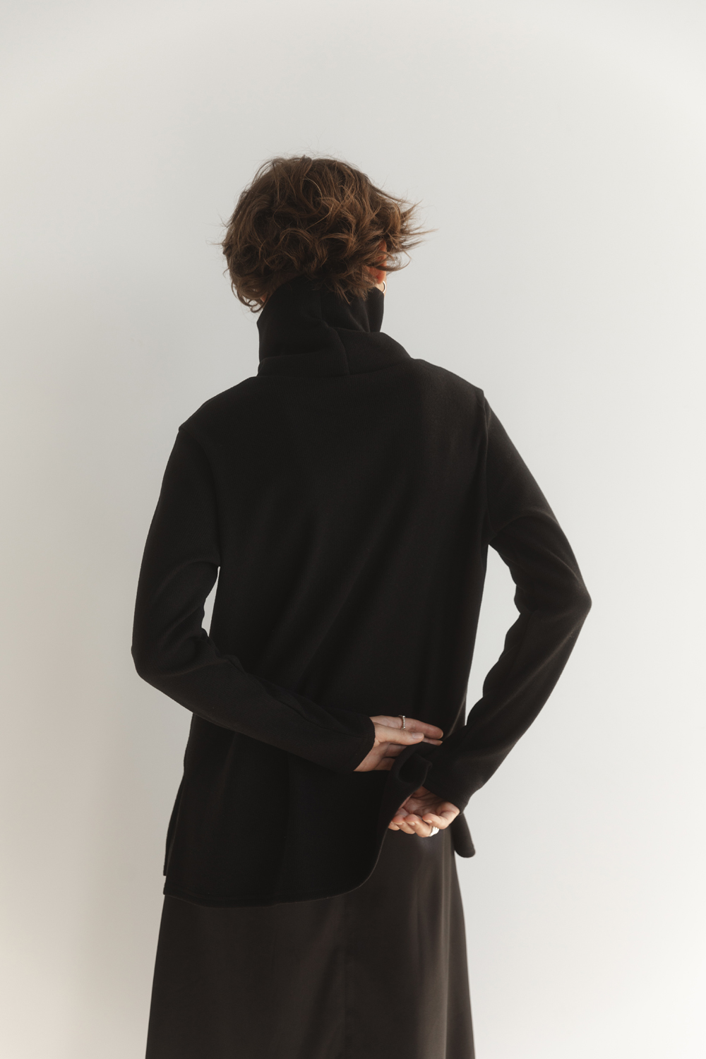 Чорний трикотажний светр-оверсайз із розрізами з боків
