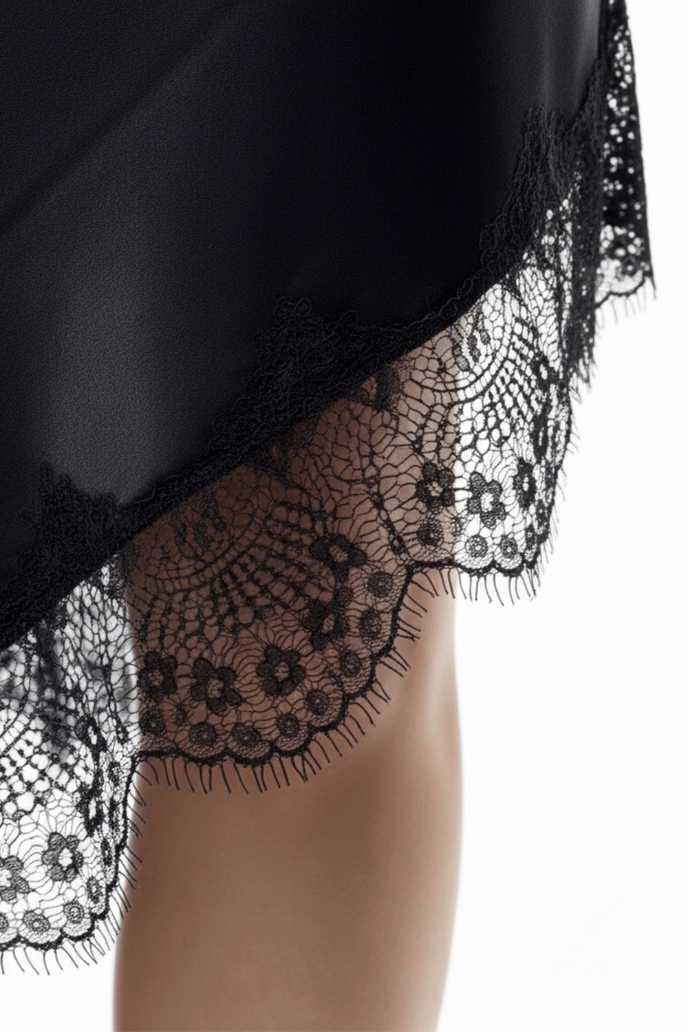 Чорне шовкове плаття з V-подібним вирізом