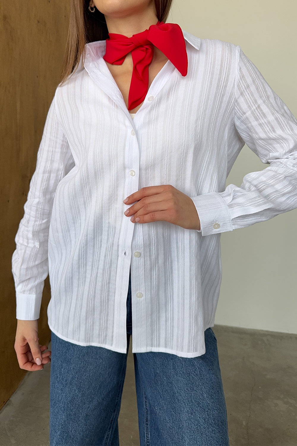 White loose fit shirt made of textured cotton