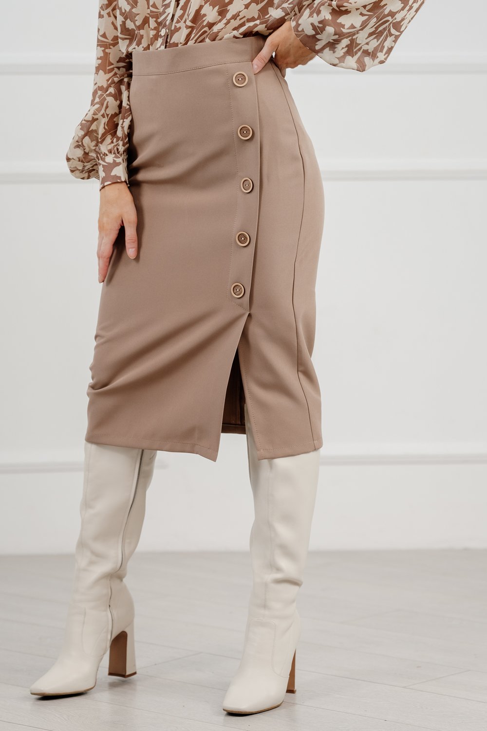 Beige midi skirt with fitted cut