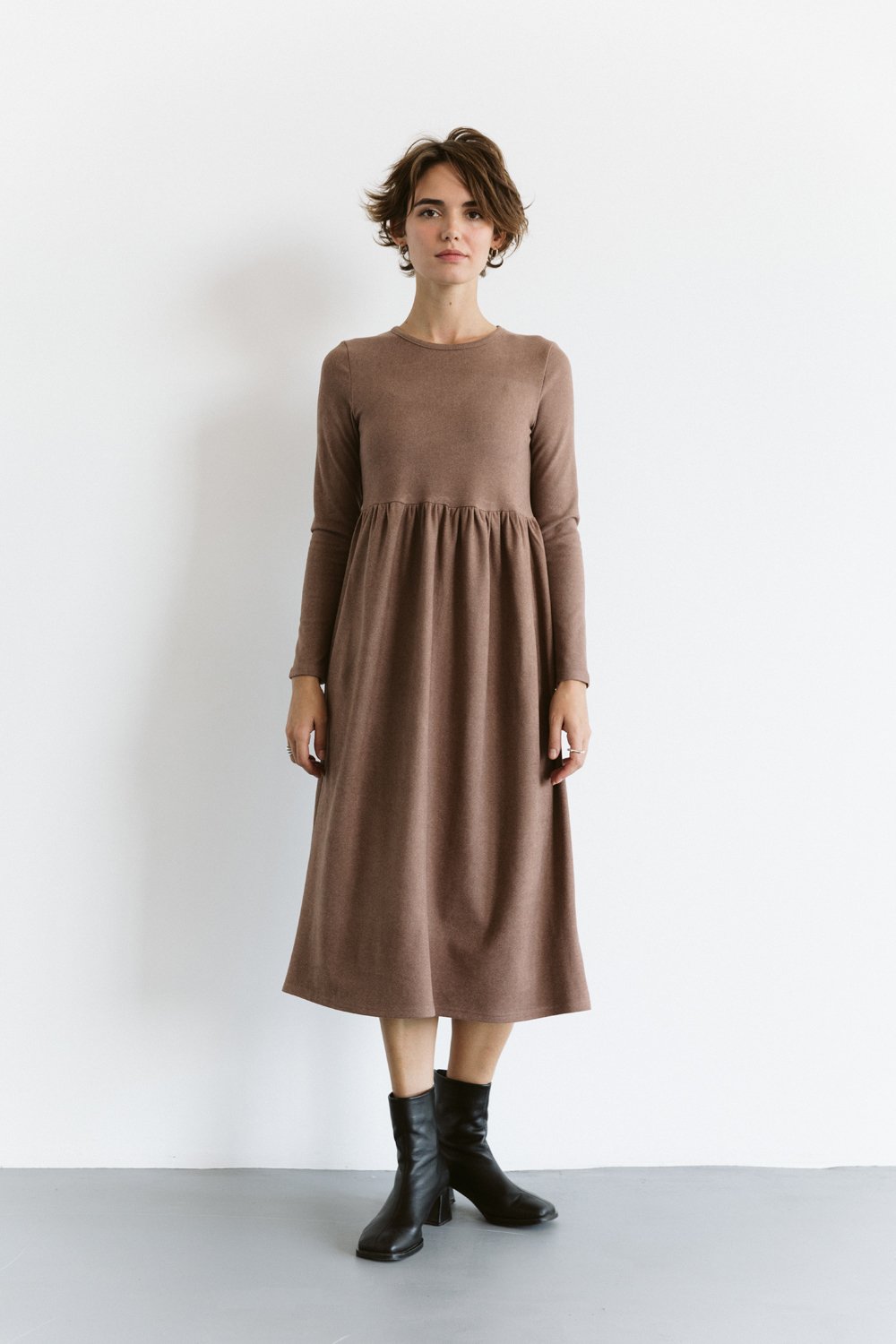 High-waisted dress in Mocha color