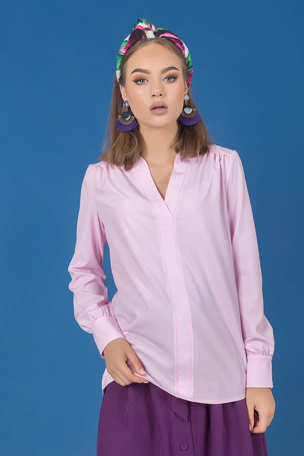 Рожева блузка з вирізом і складками
