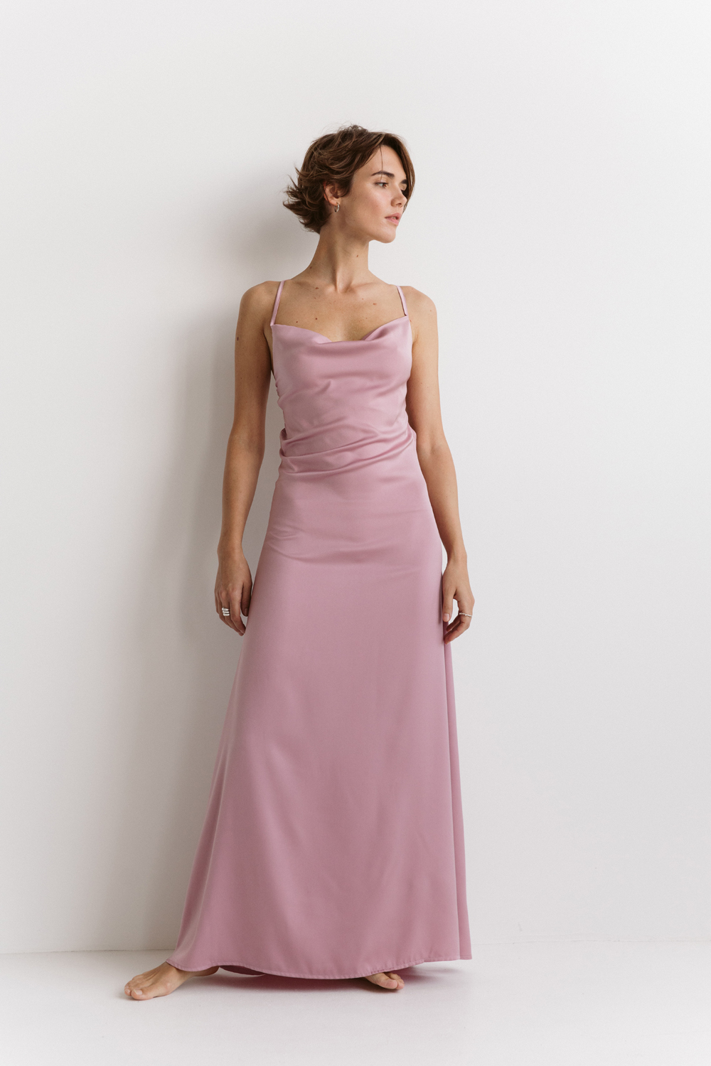 Сатиновое платье в бельевом стиле с открытой спиной в цвете 