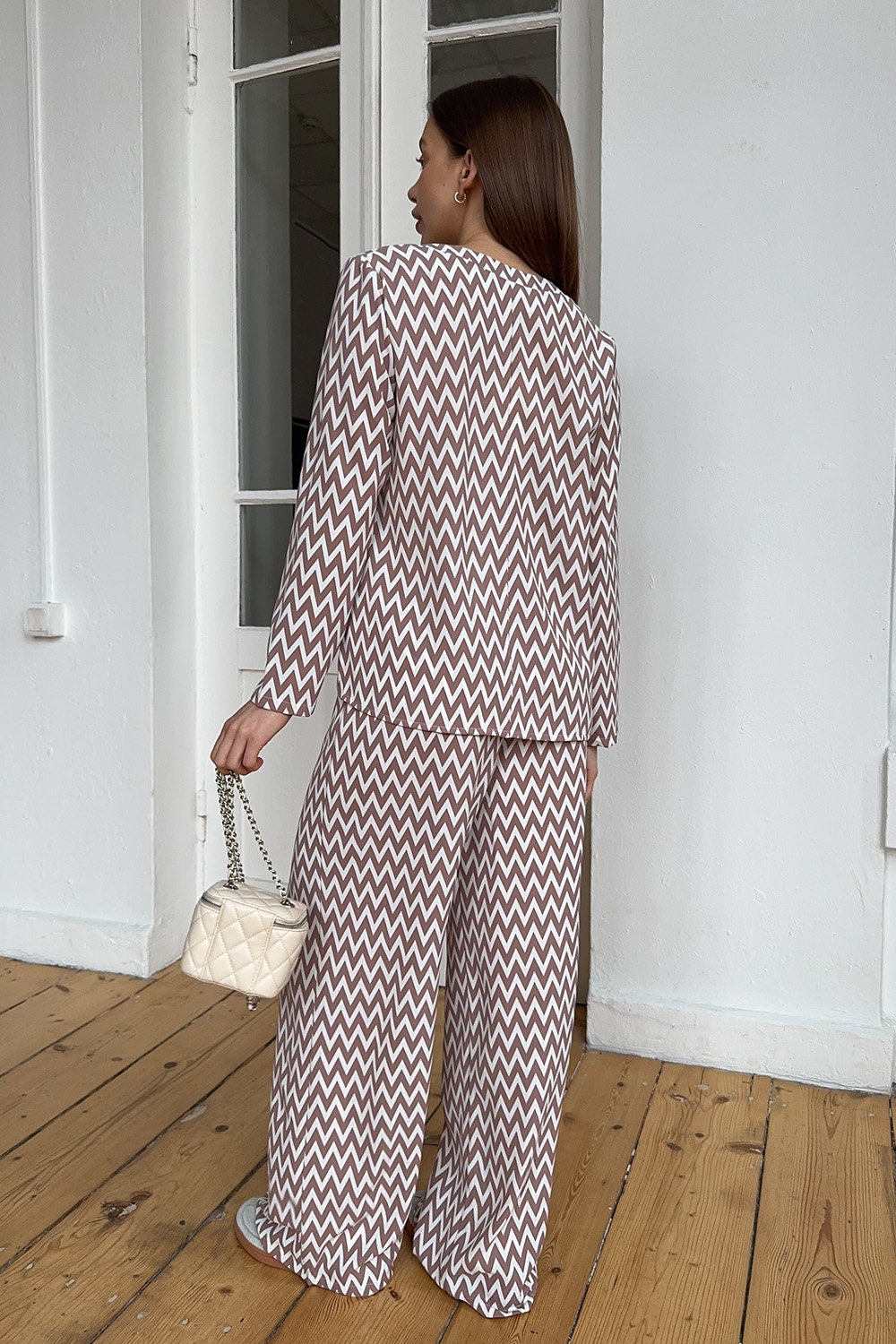 Mocha-colored trouser suit with slits and a shaped neckline