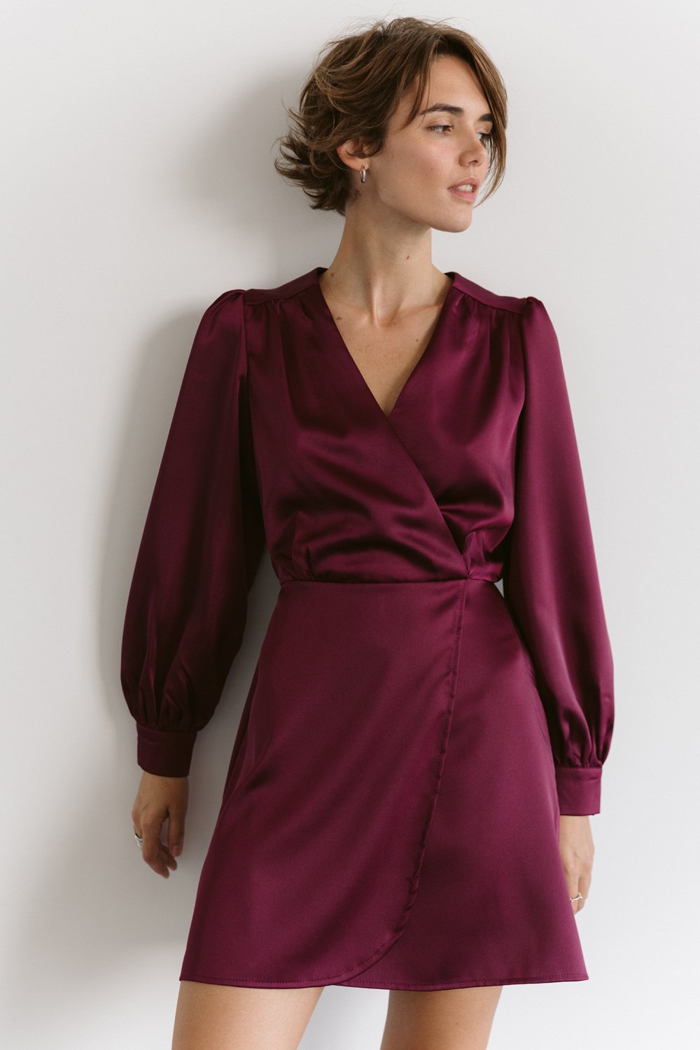 Elegant dress with an elasticated waist in burgundy