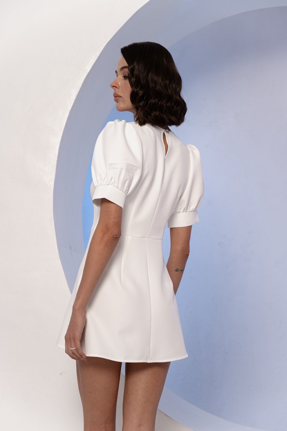 Молочна приталена сукня міні зі спідницею-трапецією