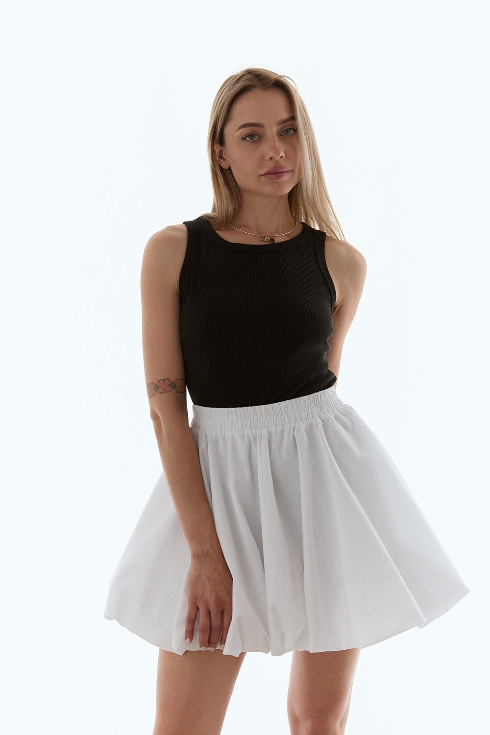 Котоновая мини юбка-баллон белого цвета