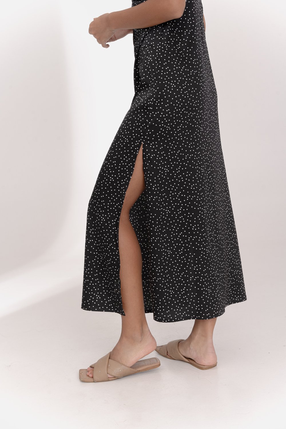Черное шелковое платье-миди в бельевом стиле