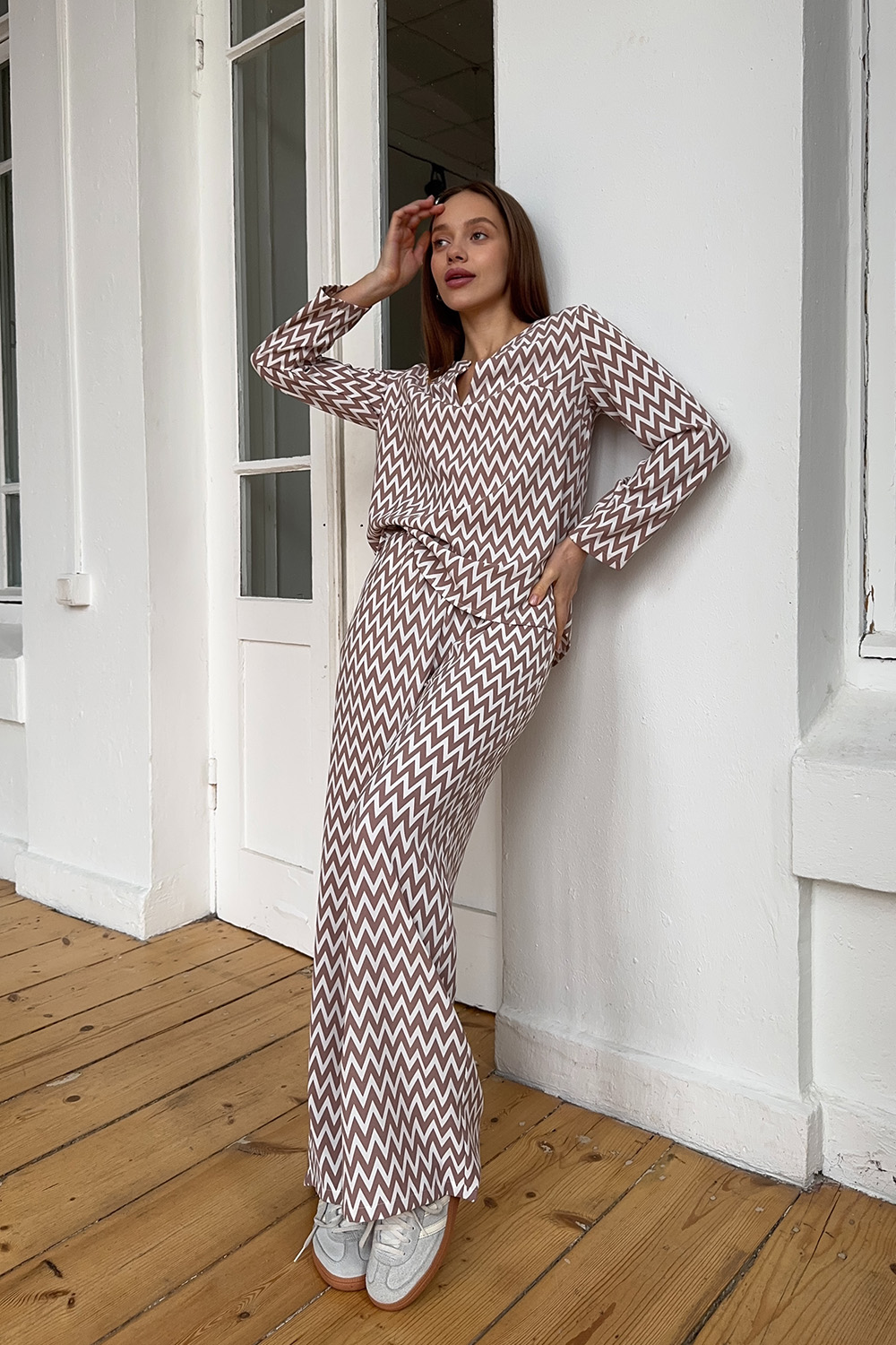 Mocha-colored trouser suit with slits and a shaped neckline