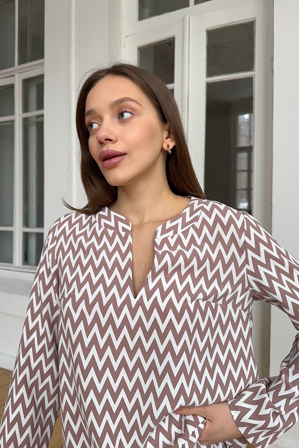 Mocha-colored trouser suit with slits and a shaped neckline