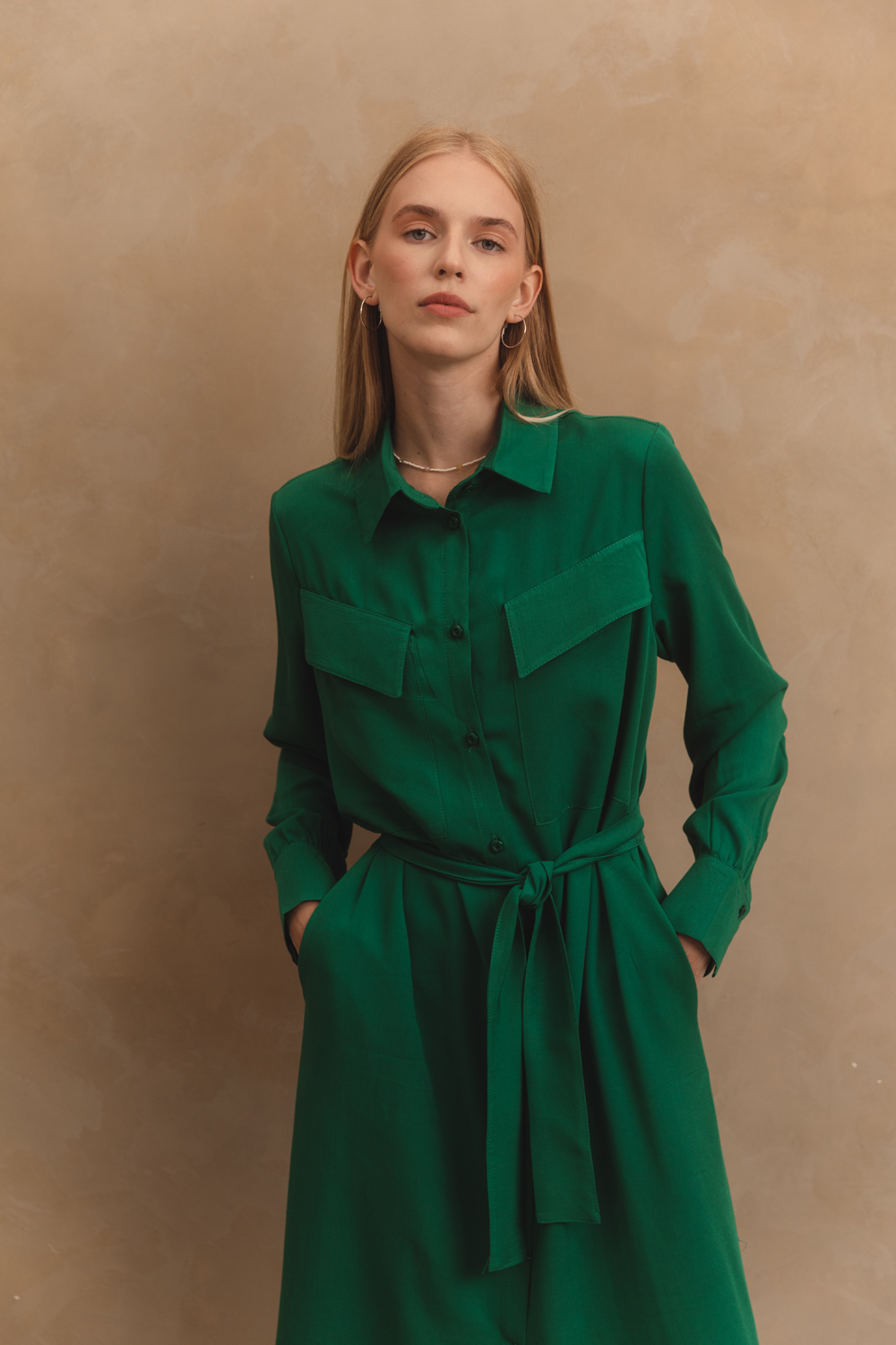 Зелена вільна сукня з накладними кишенями