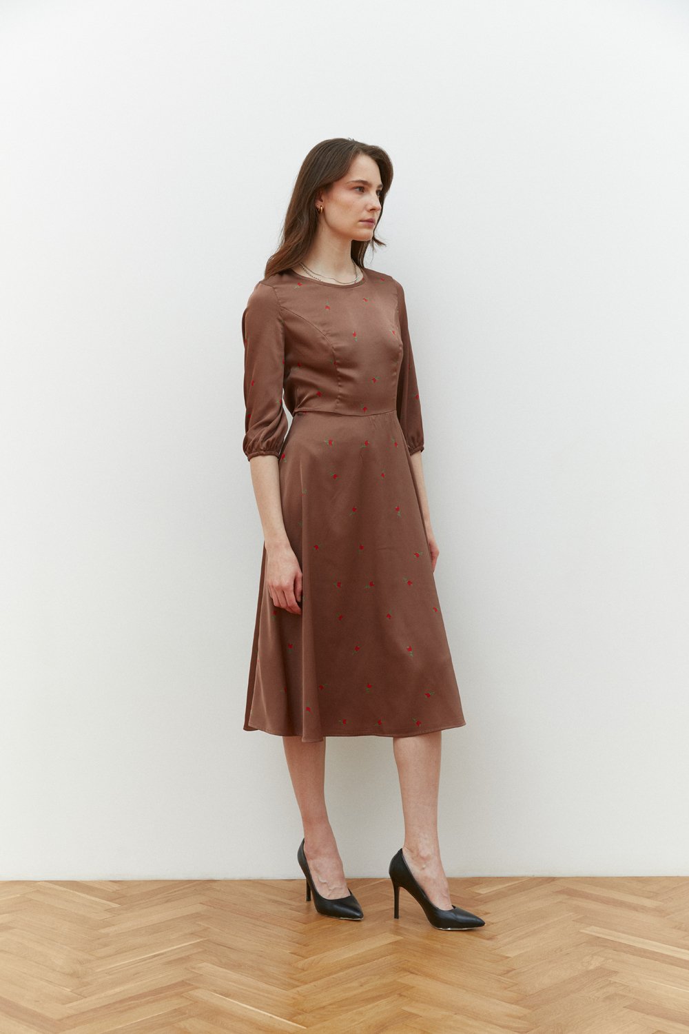 Semi-fitted midi dress with a loose skirt in Mocha color