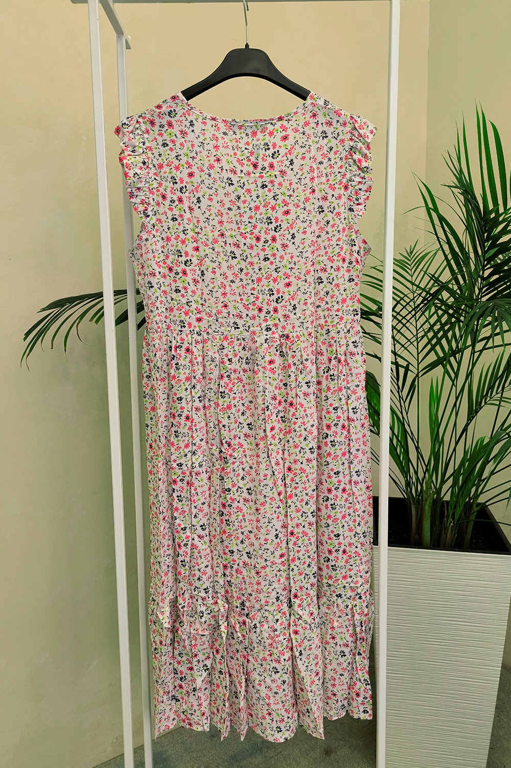 Малиновое платье с цветочным принтом