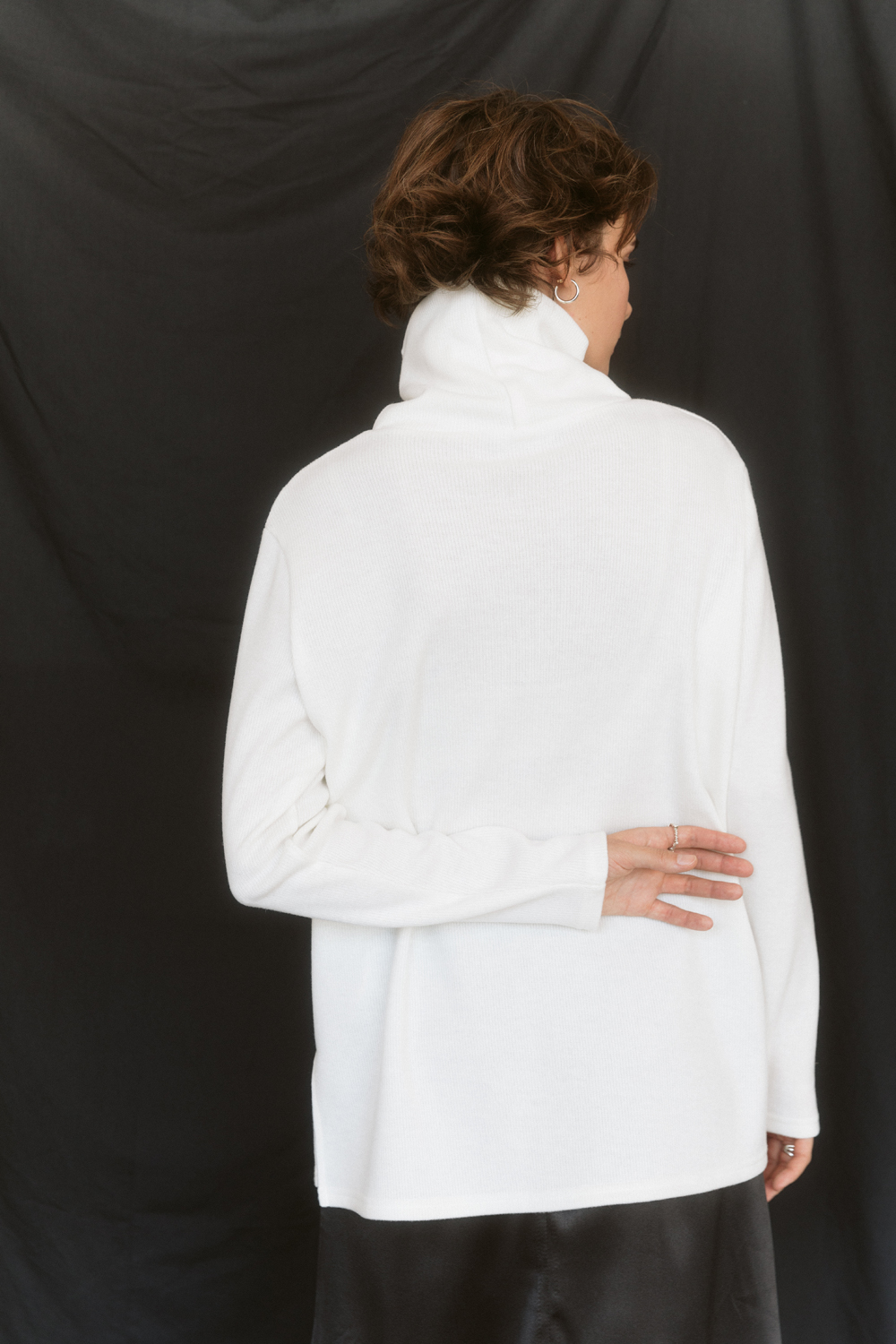 Молочний трикотажний светр-оверсайз із розрізами з боків