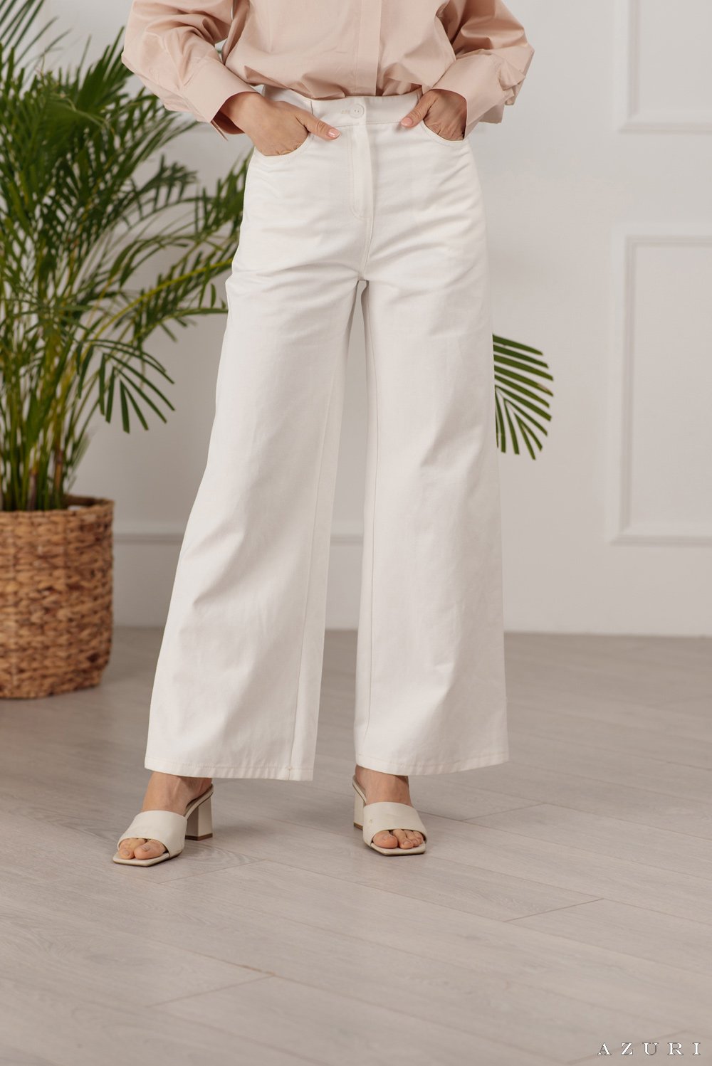 Белые джинсы с широкими штанинами