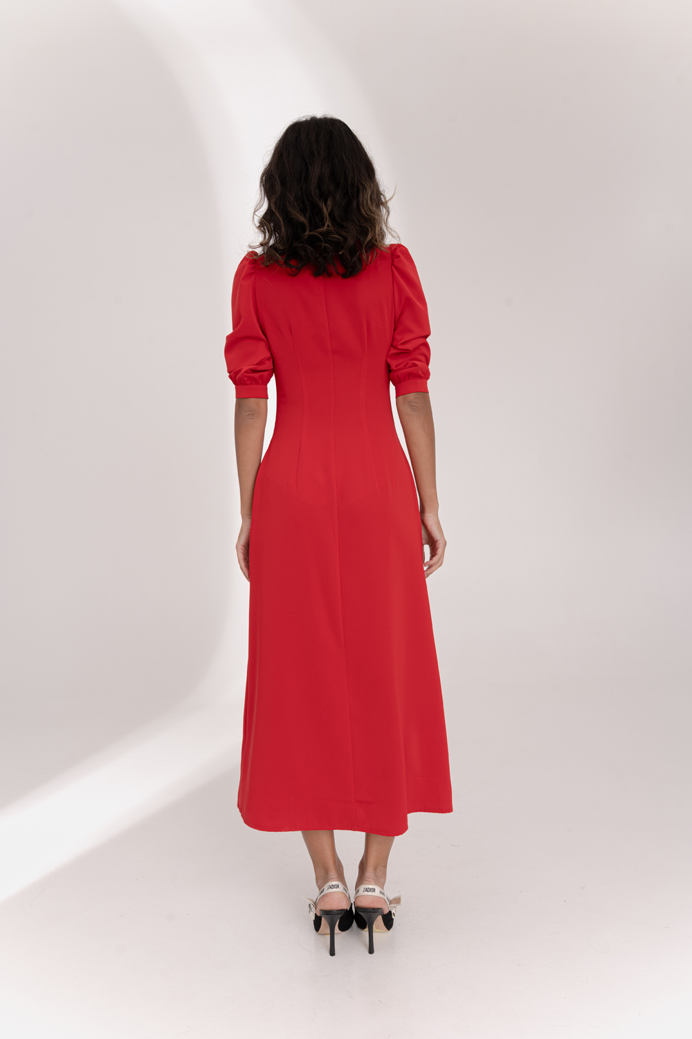Красное струящееся платье со сборкой на груди