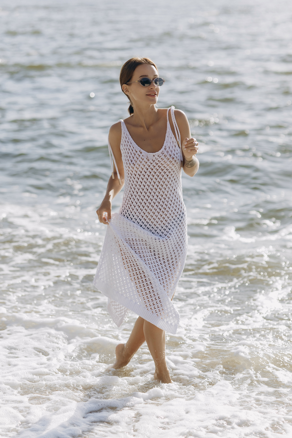 Біла пляжна сукня на зав'язках з глибоким вирізом ззаду