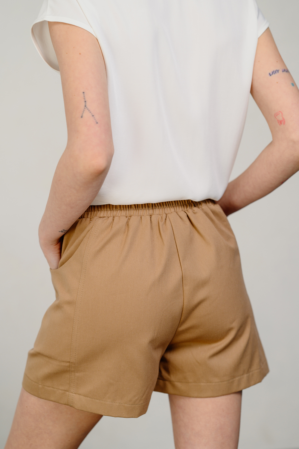 Loose shorts with elastic waistband in mocha