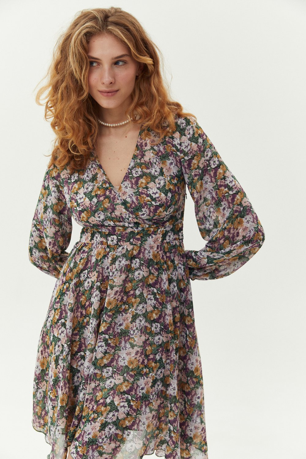 Лиловое шифоновое платье на подкладке с запахом