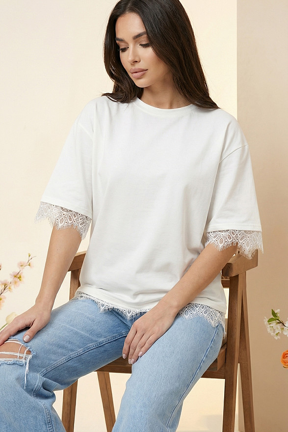 Молочна вільна футболка з мереживом та широкими рукавами