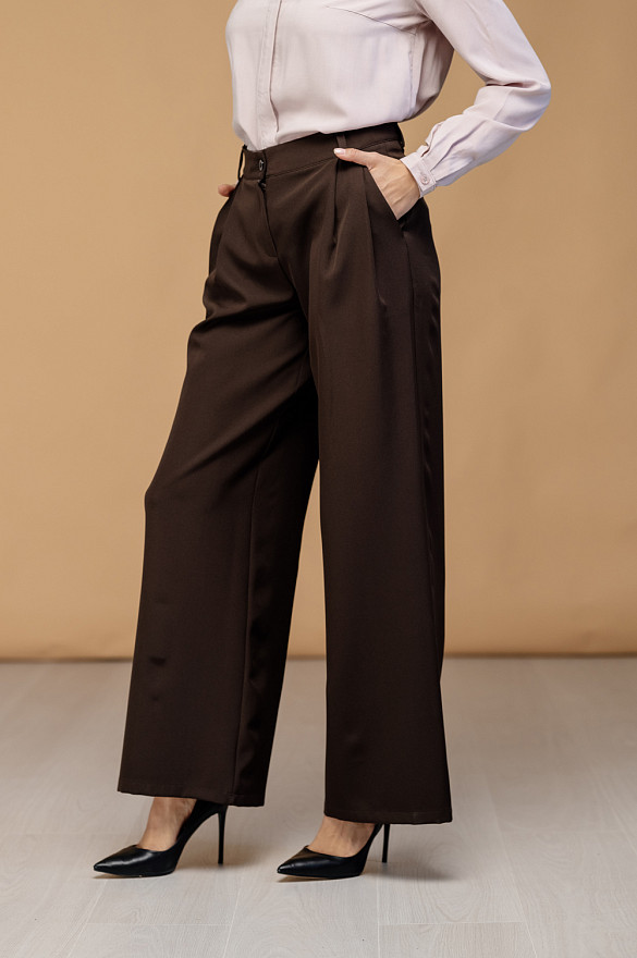 Wide leg pants in chocolate