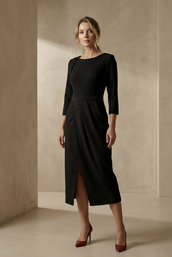 Чорна сукня-міді з асиметричною спідницею на запах
