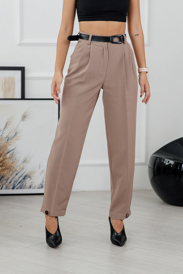 Beige trousers at the waist with arrows