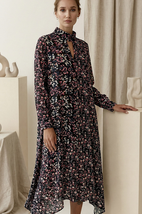 Чорна вільна сукня-трапеція з асиметричним низом