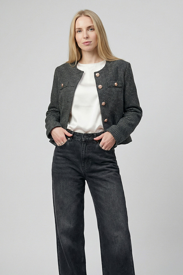 Чорний укорочений жакет із золотими гудзиками та складками на спинці