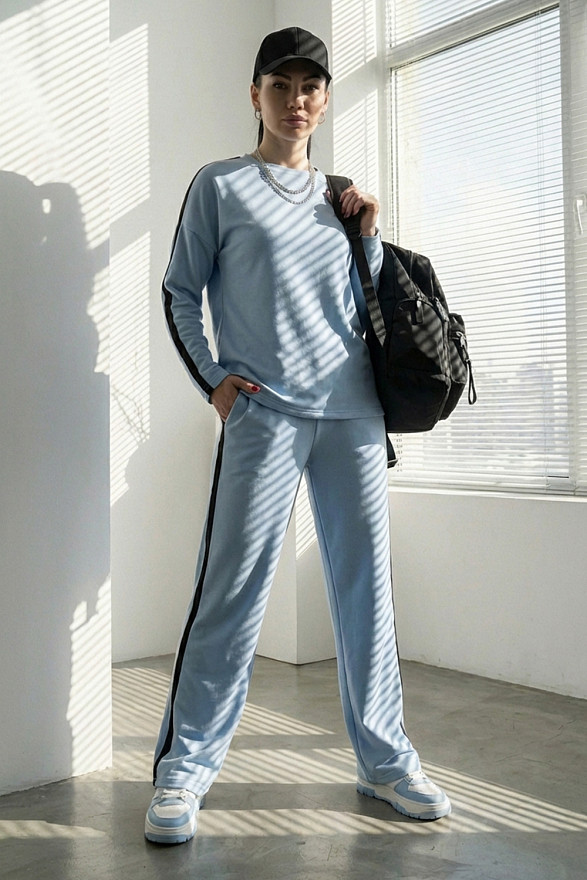 Блакитний прогулянковий костюм з лампаси