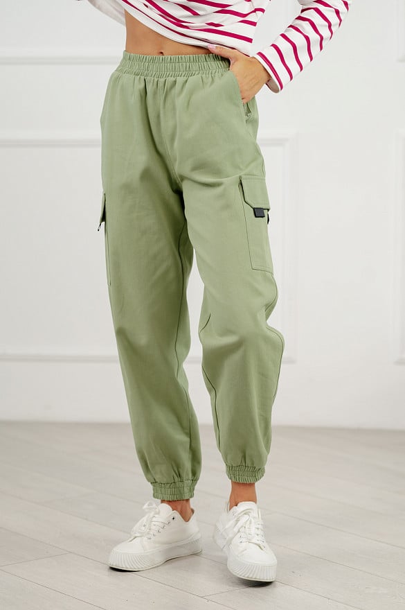 Casual cargo pants in olive color.