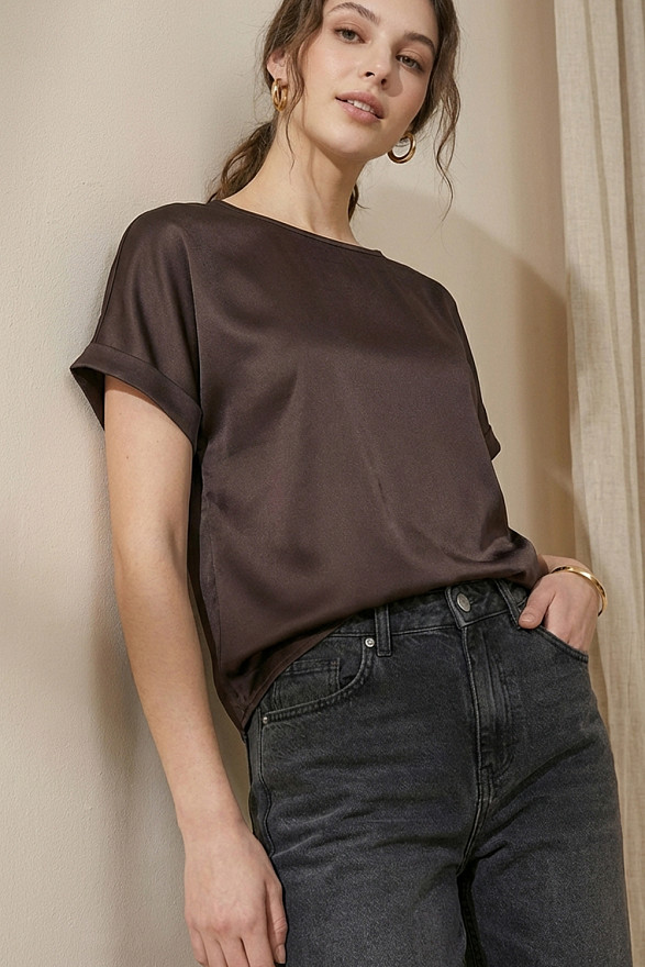 Шоколадний шовковий топ вільного крою з суцільнокроєними рукавами