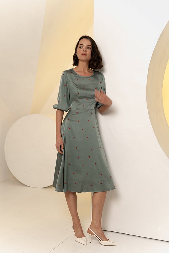 Semi-fitted midi dress with a loose skirt in emerald color