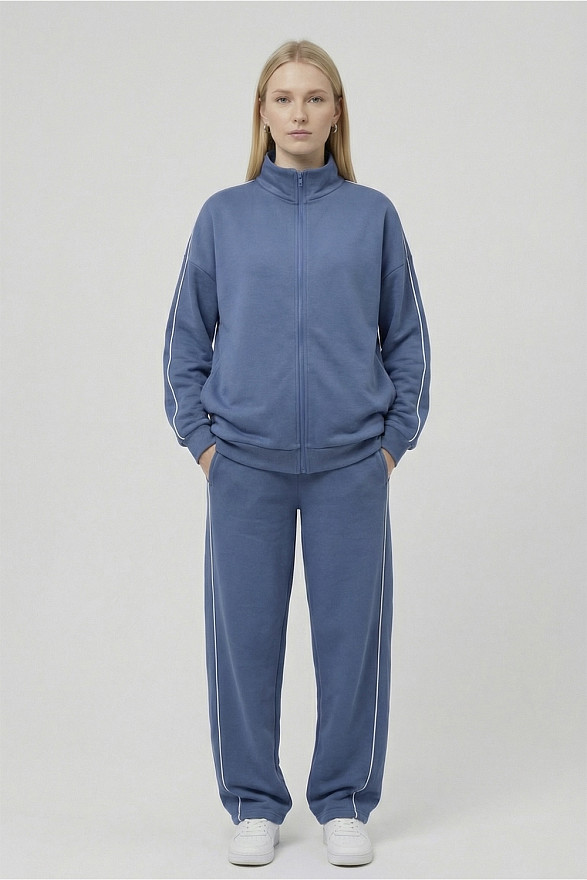 Синій костюм з контрастними лампасами