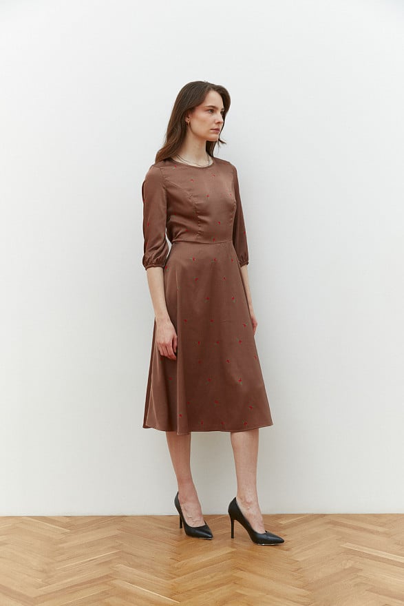 Semi-fitted midi dress with a loose skirt in Mocha color