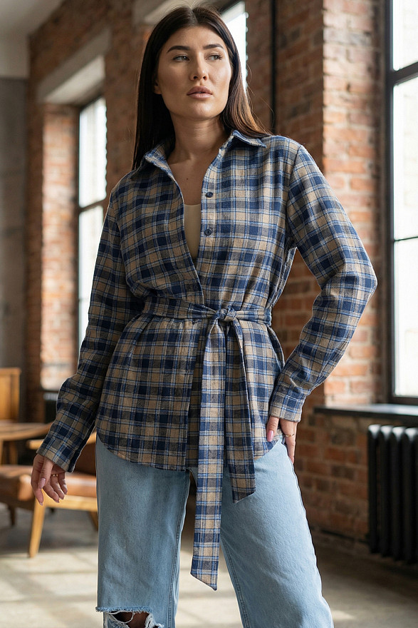 Блакитна пряма жіноча сорочка в клітку