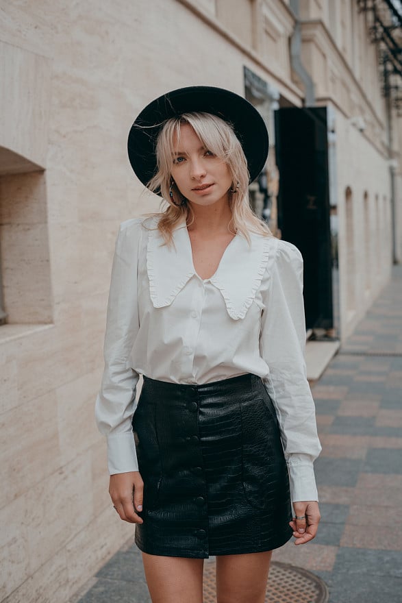 White round collar shirt