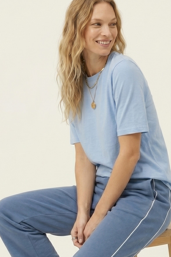 Блакитна базова футболка з круглою горловиною