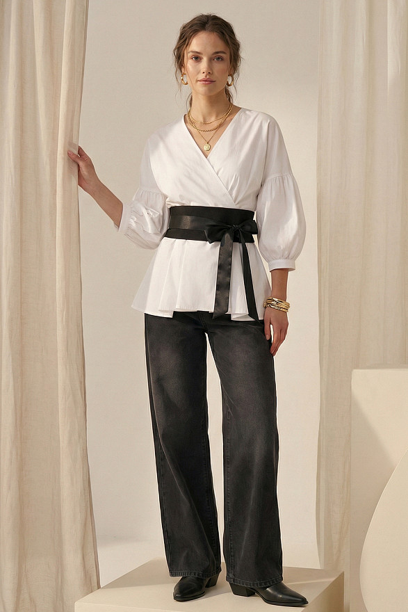 Біла сорочка на запах зі складками