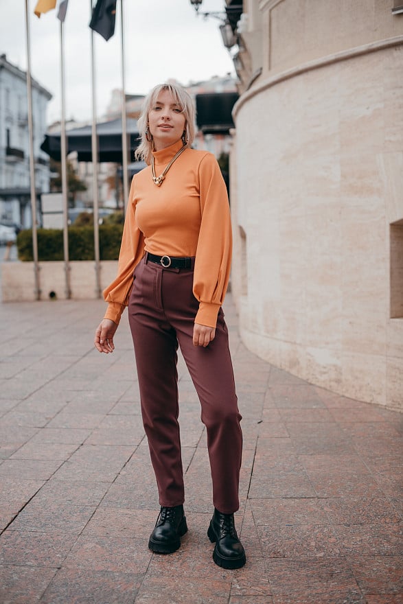 Trousers with beveled waistband and buttons